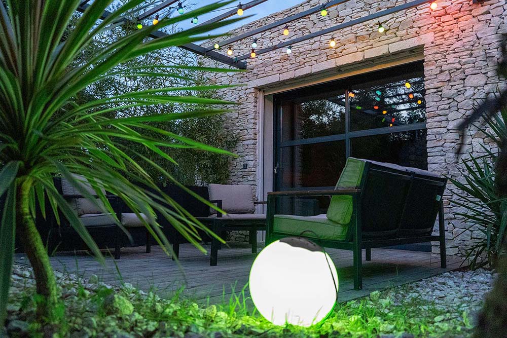 Sphère Solaire/secteur : inspirations pour décorer votre extérieur